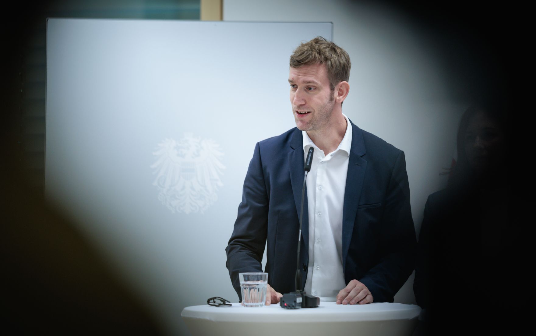 Am 25. August 2026 gab Bundesministerin Claudia Bauer gemeinsam mit Schuldirektor Mario Bugl-Havlis (im Bild), Sonia Koul Leiterin des &Ouml;IF-Frauenzentrums und Integrationsexpertin Emina &Scaron;arić eine Pressekonferenz zum Thema Praxishandbuch &bdquo;M&auml;dchen st&auml;rken&ldquo;, an der Mittelschule Josef-Enslein-Platz in Wien-Favoriten.