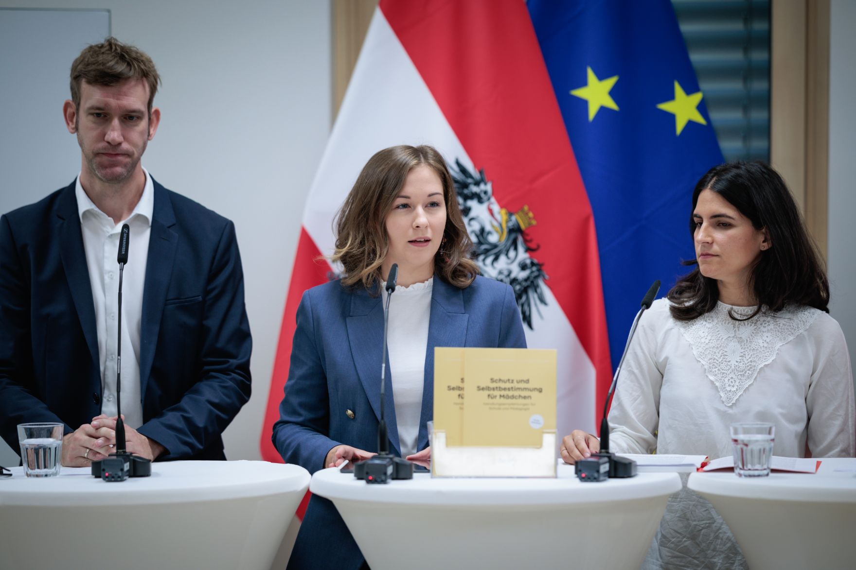 Am 25. August 2026 gab Bundesministerin Claudia Bauer (m.) gemeinsam mit Schuldirektor Mario Bugl-Havlis (l.), Sonia Koul (r.) Leiterin des &Ouml;IF-Frauenzentrums und Integrationsexpertin Emina &Scaron;arić eine Pressekonferenz zum Thema Praxishandbuch &bdquo;M&auml;dchen st&auml;rken&ldquo;, an der Mittelschule Josef-Enslein-Platz in Wien-Favoriten.