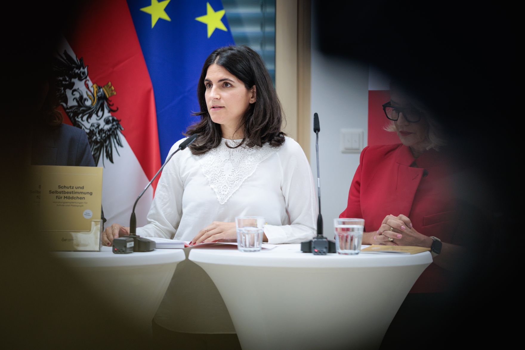 Am 25. August 2026 gab Bundesministerin Claudia Bauer gemeinsam mit Schuldirektor Mario Bugl-Havlis, Sonia Koul (im Bild) Leiterin des &Ouml;IF-Frauenzentrums und Integrationsexpertin Emina &Scaron;arić eine Pressekonferenz zum Thema Praxishandbuch &bdquo;M&auml;dchen st&auml;rken&ldquo;, an der Mittelschule Josef-Enslein-Platz in Wien-Favoriten.