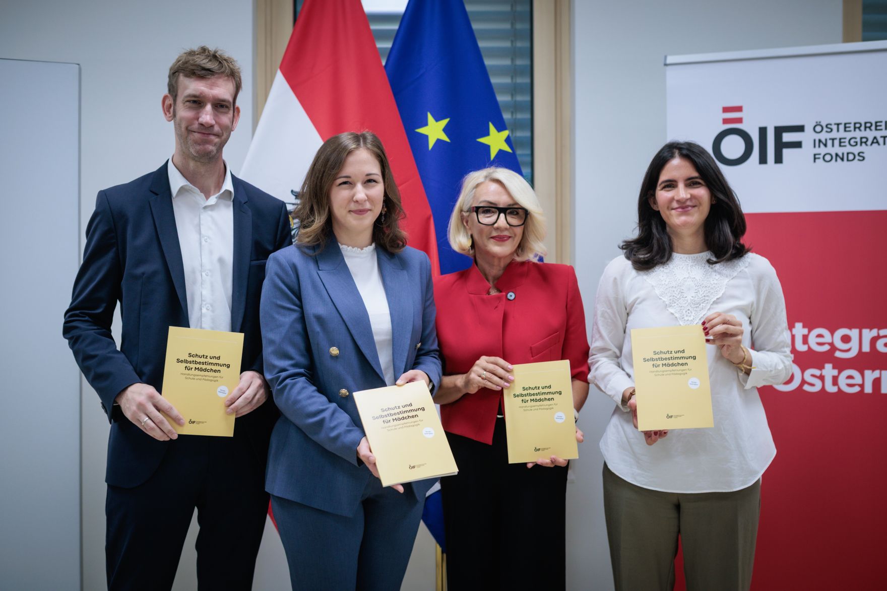 Am 25. August 2026 gab Bundesministerin Claudia Bauer (2.v.l.) gemeinsam mit Schuldirektor Mario Bugl-Havlis (l.), Sonia Koul (r.) Leiterin des &Ouml;IF-Frauenzentrums und Integrationsexpertin Emina &Scaron;arić (2.v.r.) eine Pressekonferenz zum Thema Praxishandbuch &bdquo;M&auml;dchen st&auml;rken&ldquo;, an der Mittelschule Josef-Enslein-Platz in Wien-Favoriten.