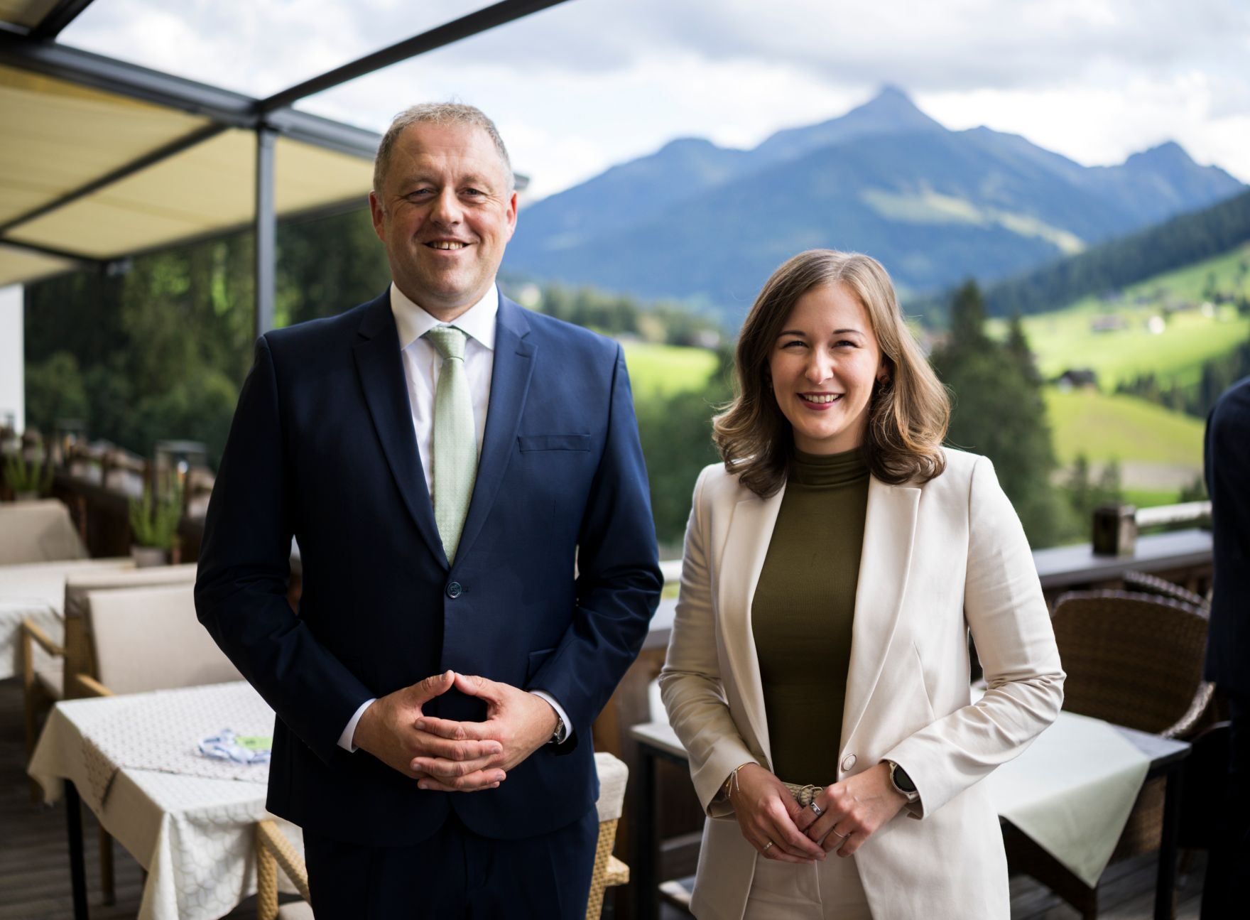Am 30. August 2026 nahm Bundesministerin Claudia Bauer (r.) am mehrt&auml;gigen Europ&auml;ischen Forum Alpbach teil. Im Bild mit dem irischen Staatsminister f&uuml;r europ&auml;ische Angelegenheiten und Verteidigung Thomas Byrne (l.).