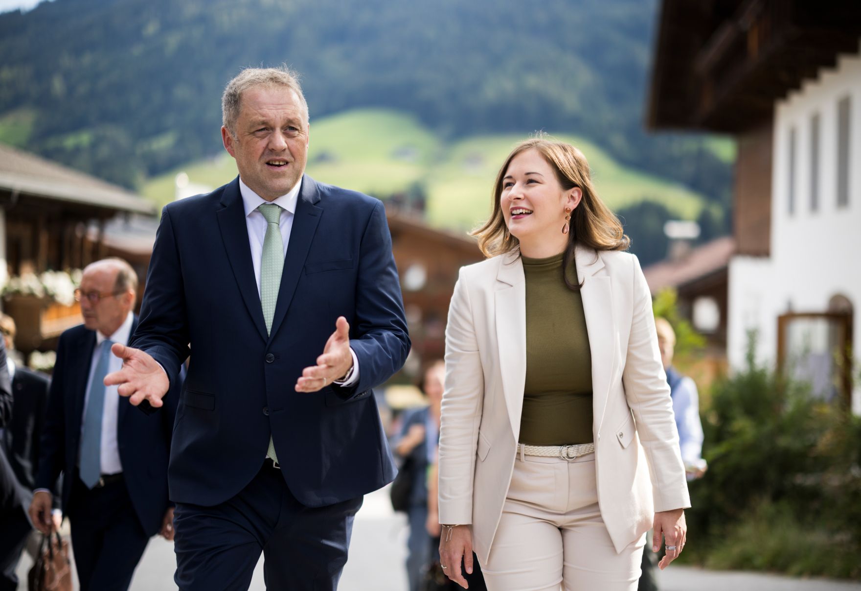 Am 30. August 2026 nahm Bundesministerin Claudia Bauer (r.) am mehrt&auml;gigen Europ&auml;ischen Forum Alpbach teil. Im Bild mit dem irischen Staatsminister f&uuml;r europ&auml;ische Angelegenheiten und Verteidigung Thomas Byrne (l.).