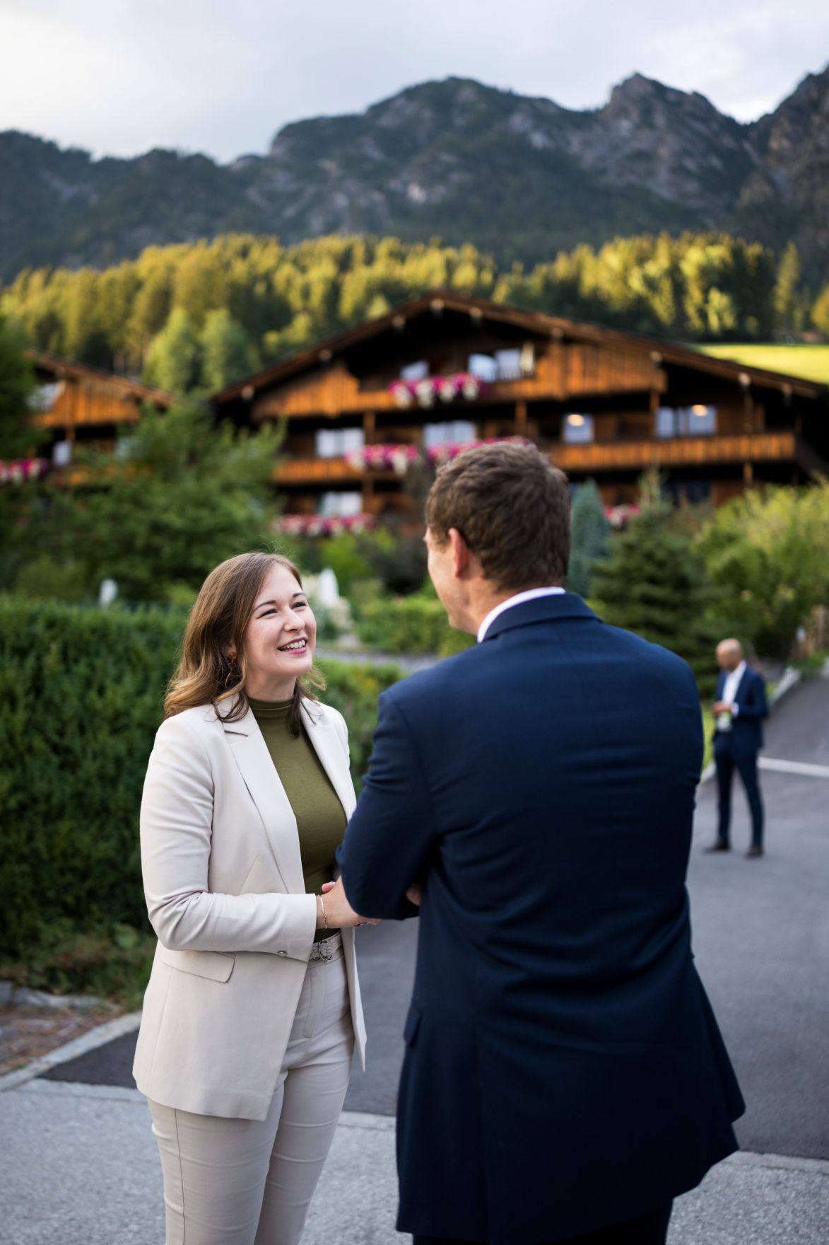 Am 30. August 2026 nahm Bundesministerin Claudia Bauer (l.) am mehrt&auml;gigen Europ&auml;ischen Forum Alpbach teil. Im Bild mit dem britischen Minister f&uuml;r zwischenstaatliche Beziehungen Hamish Falconer (r.).