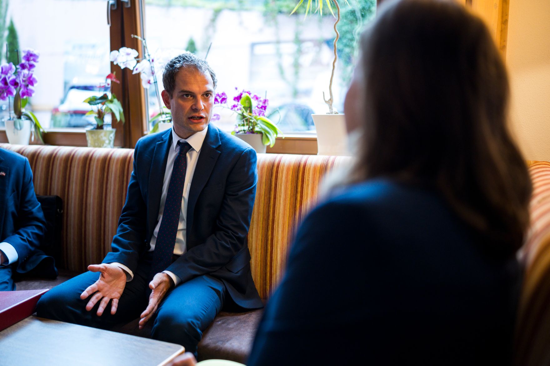 Am 30. August 2026 nahm Bundesministerin Claudia Bauer am mehrt&auml;gigen Europ&auml;ischen Forum Alpbach teil. Im Bild bei einem Arbeitsgespr&auml;ch mit dem britischen Minister f&uuml;r zwischenstaatliche Beziehungen Hamish Falconer (l.).