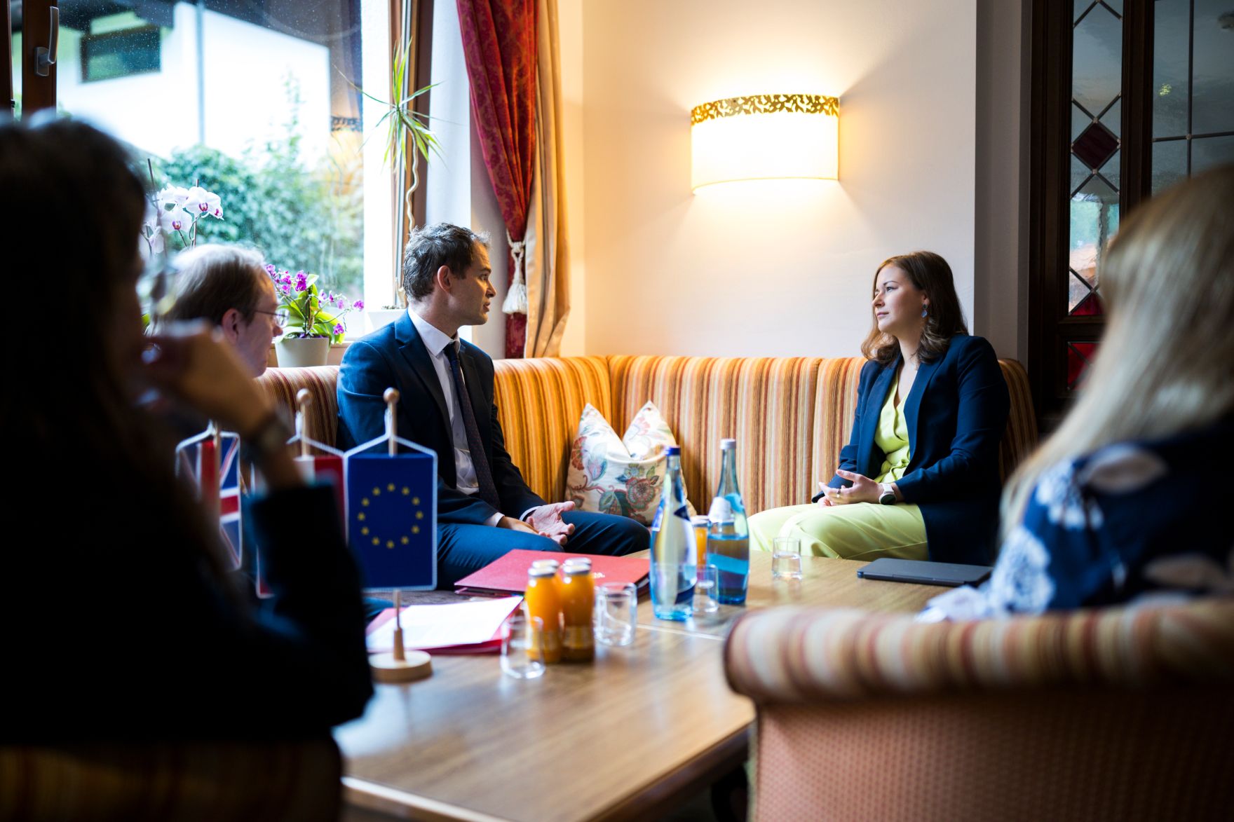 Am 30. August 2026 nahm Bundesministerin Claudia Bauer (r.) am mehrt&auml;gigen Europ&auml;ischen Forum Alpbach teil. Im Bild bei einem Arbeitsgespr&auml;ch mit dem britischen Minister f&uuml;r zwischenstaatliche Beziehungen Hamish Falconer (l.).