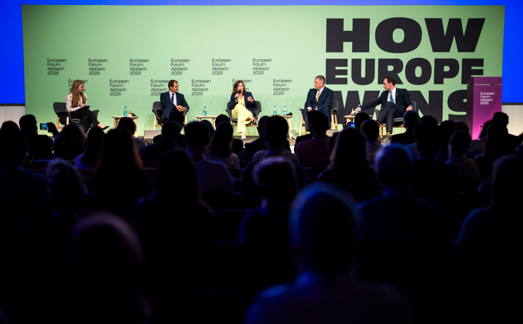 Am 30. August 2026 nahm Bundesministerin Claudia Bauer am mehrt&auml;gigen Europ&auml;ischen Forum Alpbach teil. Im Bild bei der Podiumsdiskussion &bdquo;Im Wandel bestehen &ndash; Wie geht es f&uuml;r Europa weiter?&ldquo;.