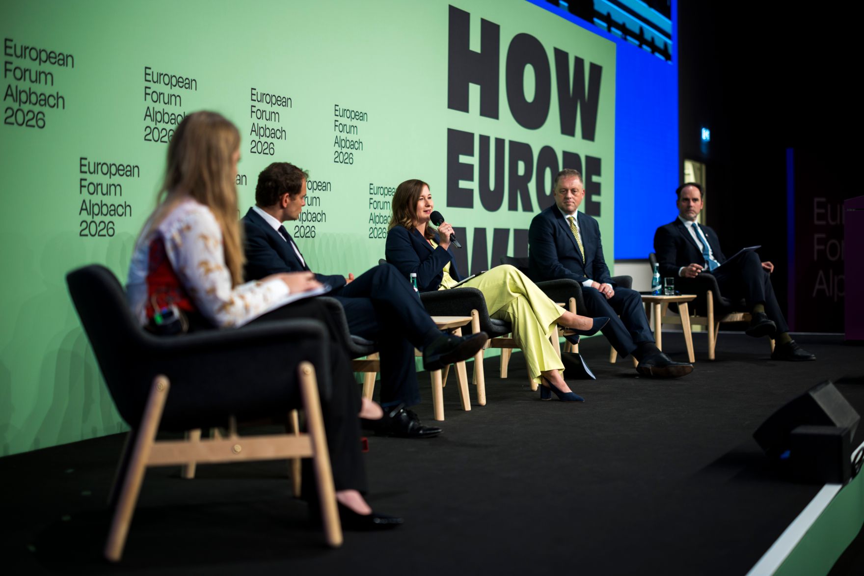 Am 30. August 2026 nahm Bundesministerin Claudia Bauer am mehrt&auml;gigen Europ&auml;ischen Forum Alpbach teil. Im Bild bei der Podiumsdiskussion &bdquo;Im Wandel bestehen &ndash; Wie geht es f&uuml;r Europa weiter?&ldquo;.