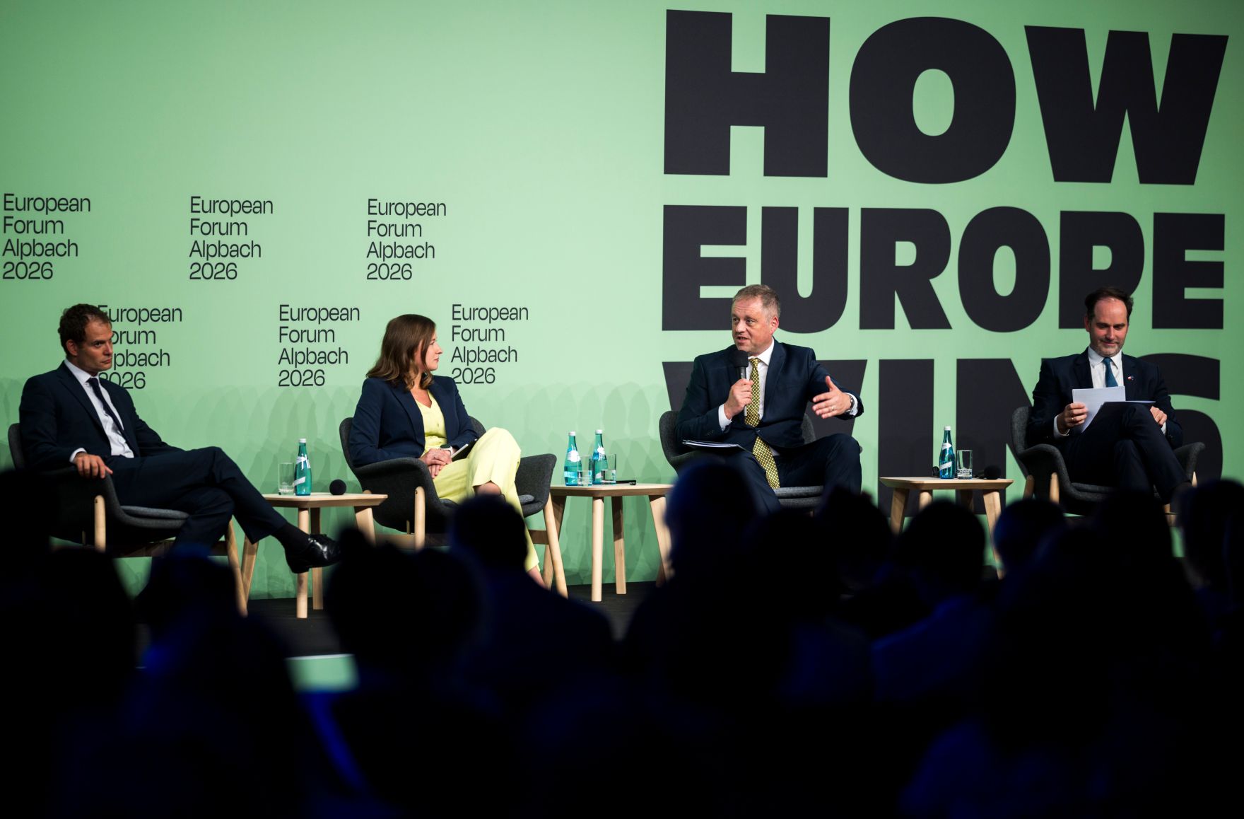 Am 30. August 2026 nahm Bundesministerin Claudia Bauer am mehrt&auml;gigen Europ&auml;ischen Forum Alpbach teil. Im Bild bei der Podiumsdiskussion &bdquo;Im Wandel bestehen &ndash; Wie geht es f&uuml;r Europa weiter?&ldquo;.