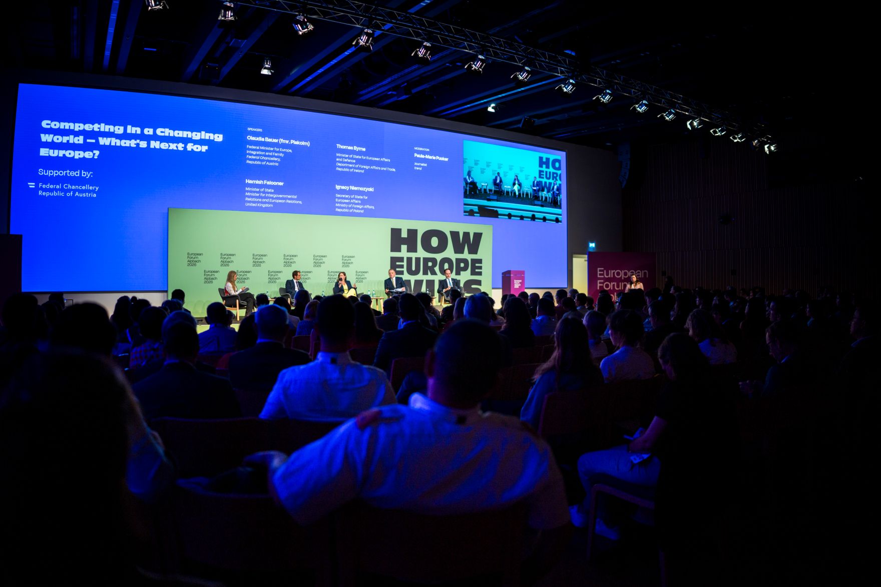 Am 30. August 2026 nahm Bundesministerin Claudia Bauer am mehrt&auml;gigen Europ&auml;ischen Forum Alpbach teil. Im Bild bei der Podiumsdiskussion &bdquo;Im Wandel bestehen &ndash; Wie geht es f&uuml;r Europa weiter?&ldquo;.