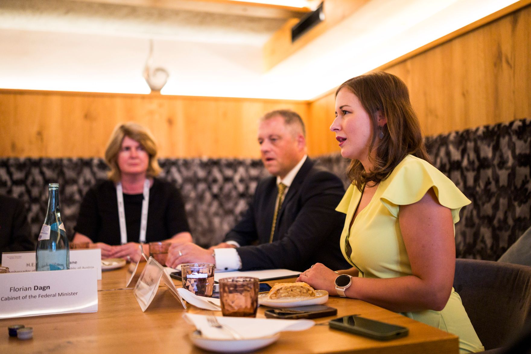 Am 30. August 2026 nahm Bundesministerin Claudia Bauer (r.) am mehrt&auml;gigen Europ&auml;ischen Forum Alpbach teil. Im Bild mit dem irischen Staatsminister f&uuml;r europ&auml;ische Angelegenheiten und Verteidigung Thomas Byrne (l.).