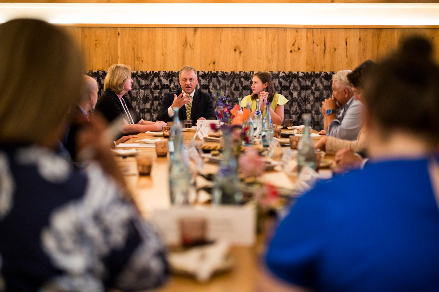 Am 30. August 2026 nahm Bundesministerin Claudia Bauer (r.) am mehrt&auml;gigen Europ&auml;ischen Forum Alpbach teil. Im Bild mit dem irischen Staatsminister f&uuml;r europ&auml;ische Angelegenheiten und Verteidigung Thomas Byrne (l.).