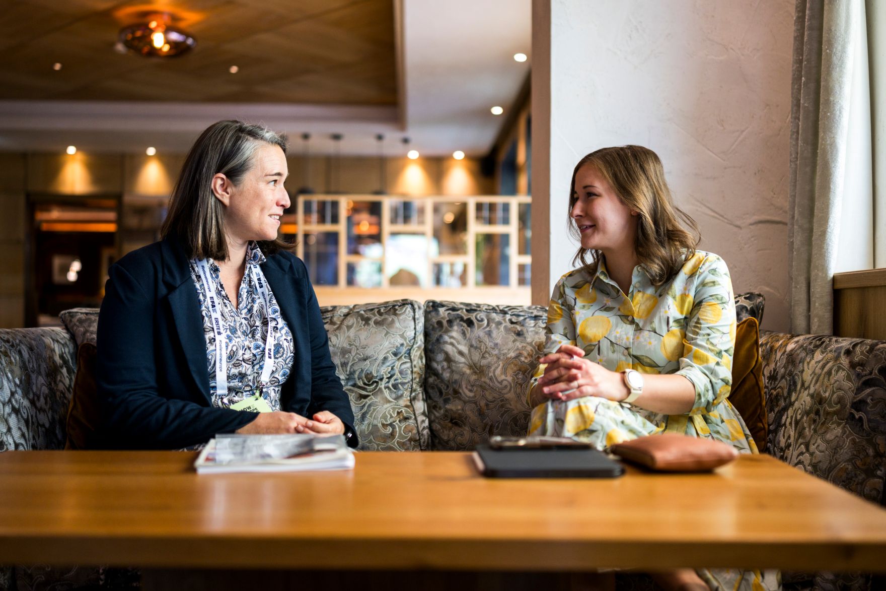 Am 30. August 2026 nahm Bundesministerin Claudia Bauer (r.) am mehrt&auml;gigen Europ&auml;ischen Forum Alpbach teil. Im Bild bei einem Arbeitsgespr&auml;ch mit der Gesch&auml;ftsf&uuml;hrerin von Alles Clara GmbH Nicole Traxler (l.)