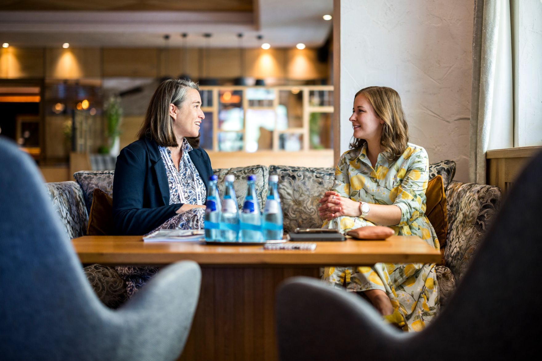 Am 30. August 2026 nahm Bundesministerin Claudia Bauer (r.) am mehrt&auml;gigen Europ&auml;ischen Forum Alpbach teil. Im Bild bei einem Arbeitsgespr&auml;ch mit der Gesch&auml;ftsf&uuml;hrerin von Alles Clara GmbH Nicole Traxler (l.)