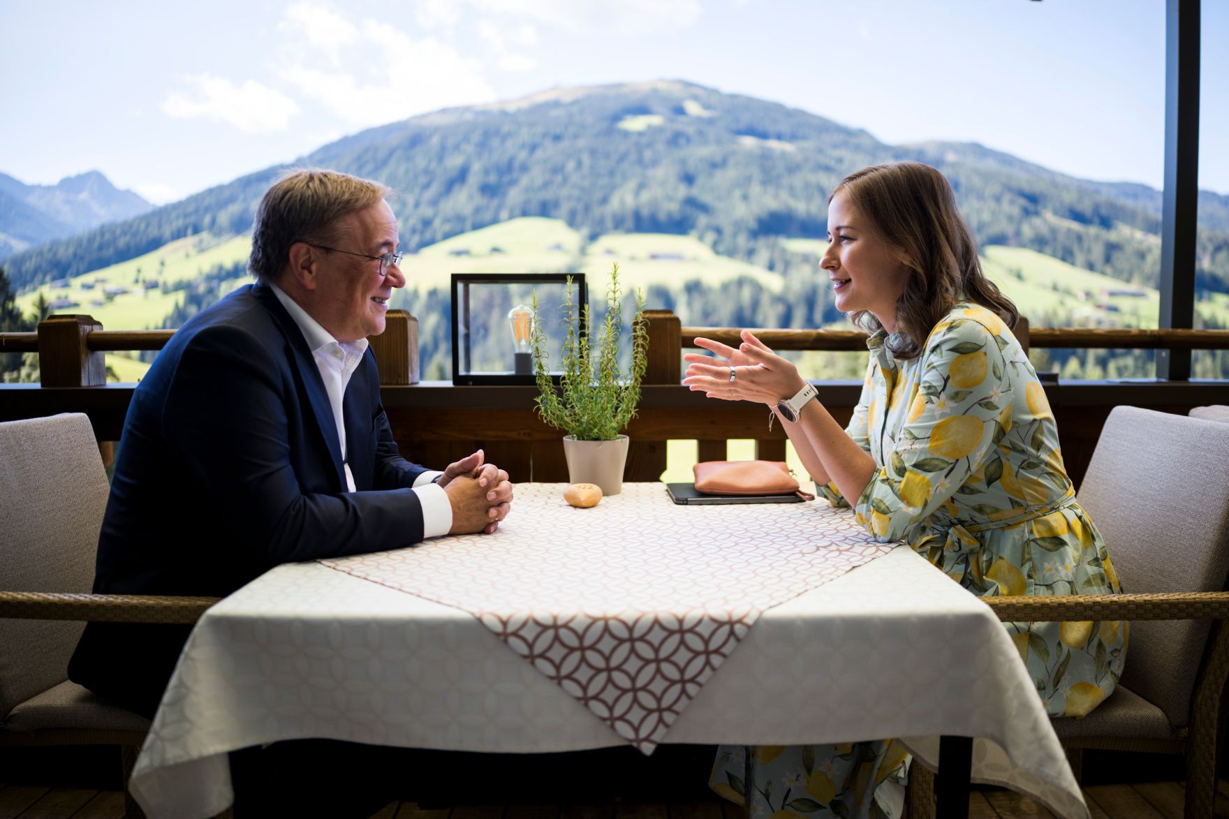 Am 30. August 2026 nahm Bundesministerin Claudia Bauer (r.) am mehrt&auml;gigen Europ&auml;ischen Forum Alpbach teil. Im Bild bei einem Arbeitsgespr&auml;ch mit Armin Laschet, Mitglied des Deutschen Bundestages (l.).