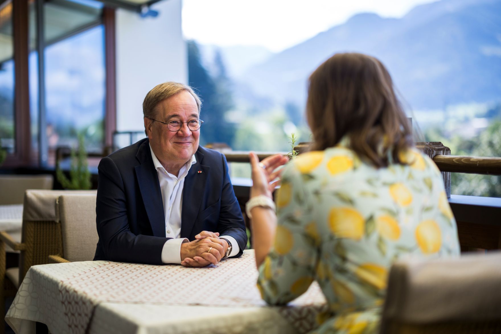 Am 30. August 2026 nahm Bundesministerin Claudia Bauer (r.) am mehrt&auml;gigen Europ&auml;ischen Forum Alpbach teil. Im Bild bei einem Arbeitsgespr&auml;ch mit Armin Laschet, Mitglied des Deutschen Bundestages (l.).