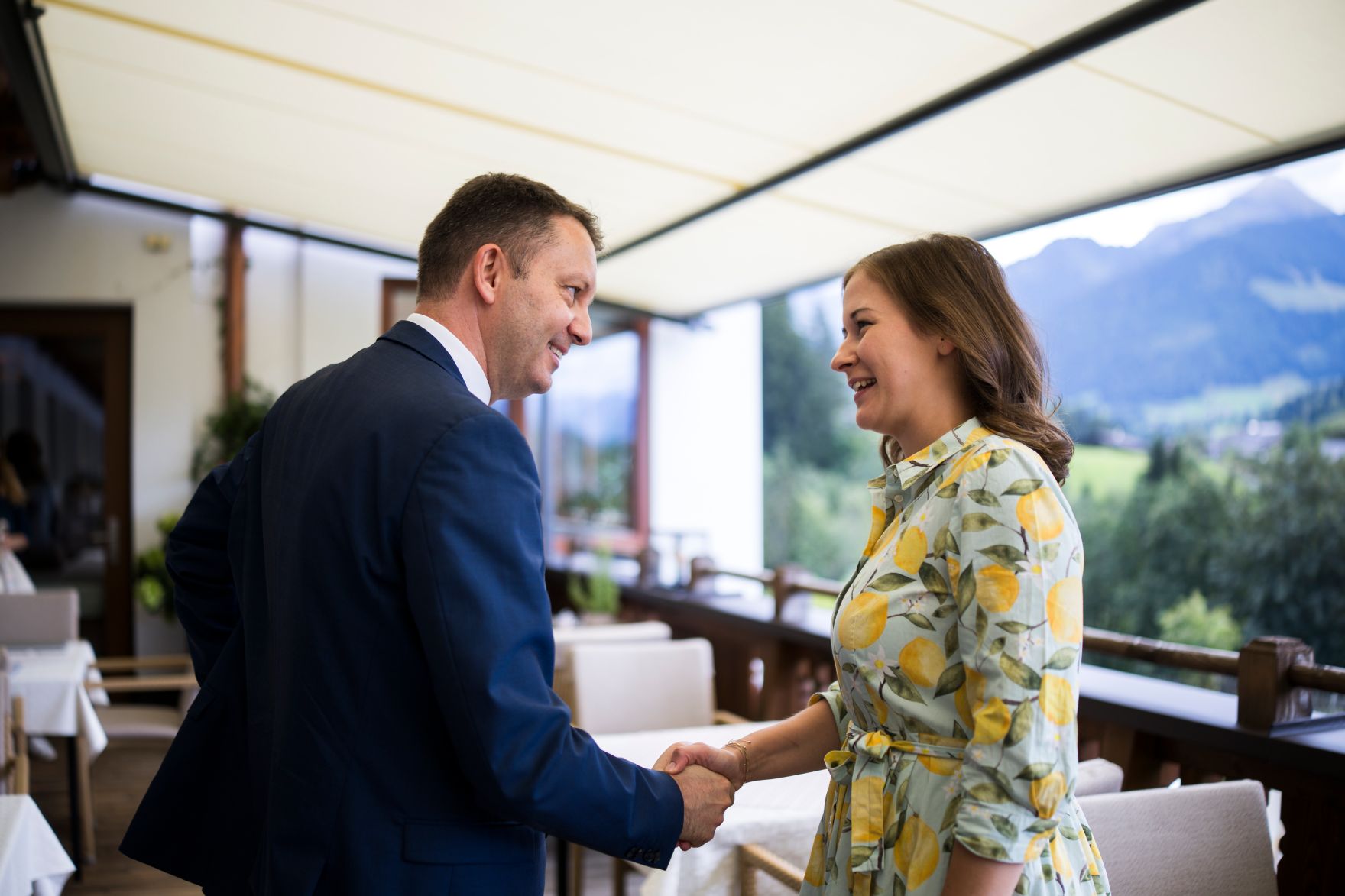 Am 30. August 2026 nahm Bundesministerin Claudia Bauer (r.) am mehrt&auml;gigen Europ&auml;ischen Forum Alpbach teil. Im Bild bei einem Arbeitsgespr&auml;ch mit Siegfried Mureșan, Mitglied des Europ&auml;ischen Parlaments (l.).
