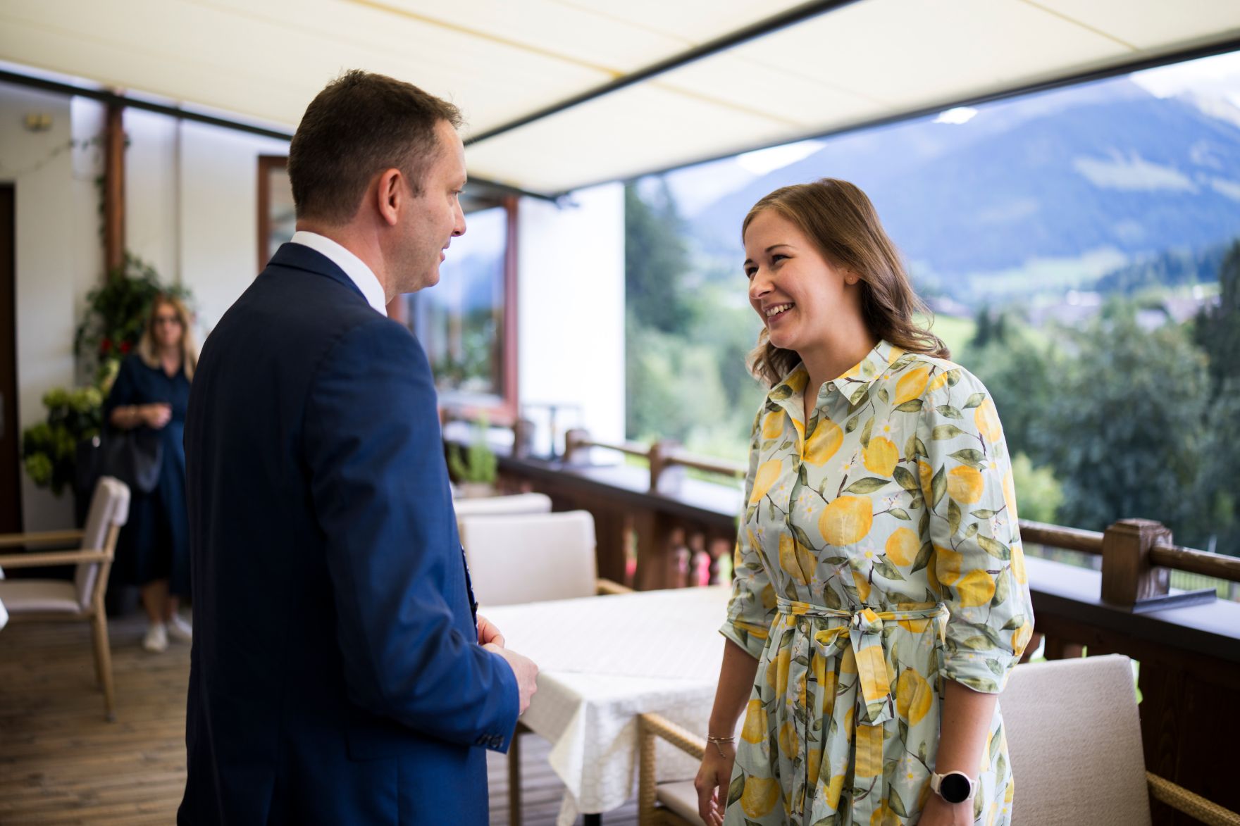 Am 30. August 2026 nahm Bundesministerin Claudia Bauer (r.) am mehrt&auml;gigen Europ&auml;ischen Forum Alpbach teil. Im Bild bei einem Arbeitsgespr&auml;ch mit Siegfried Mureșan, Mitglied des Europ&auml;ischen Parlaments (l.).