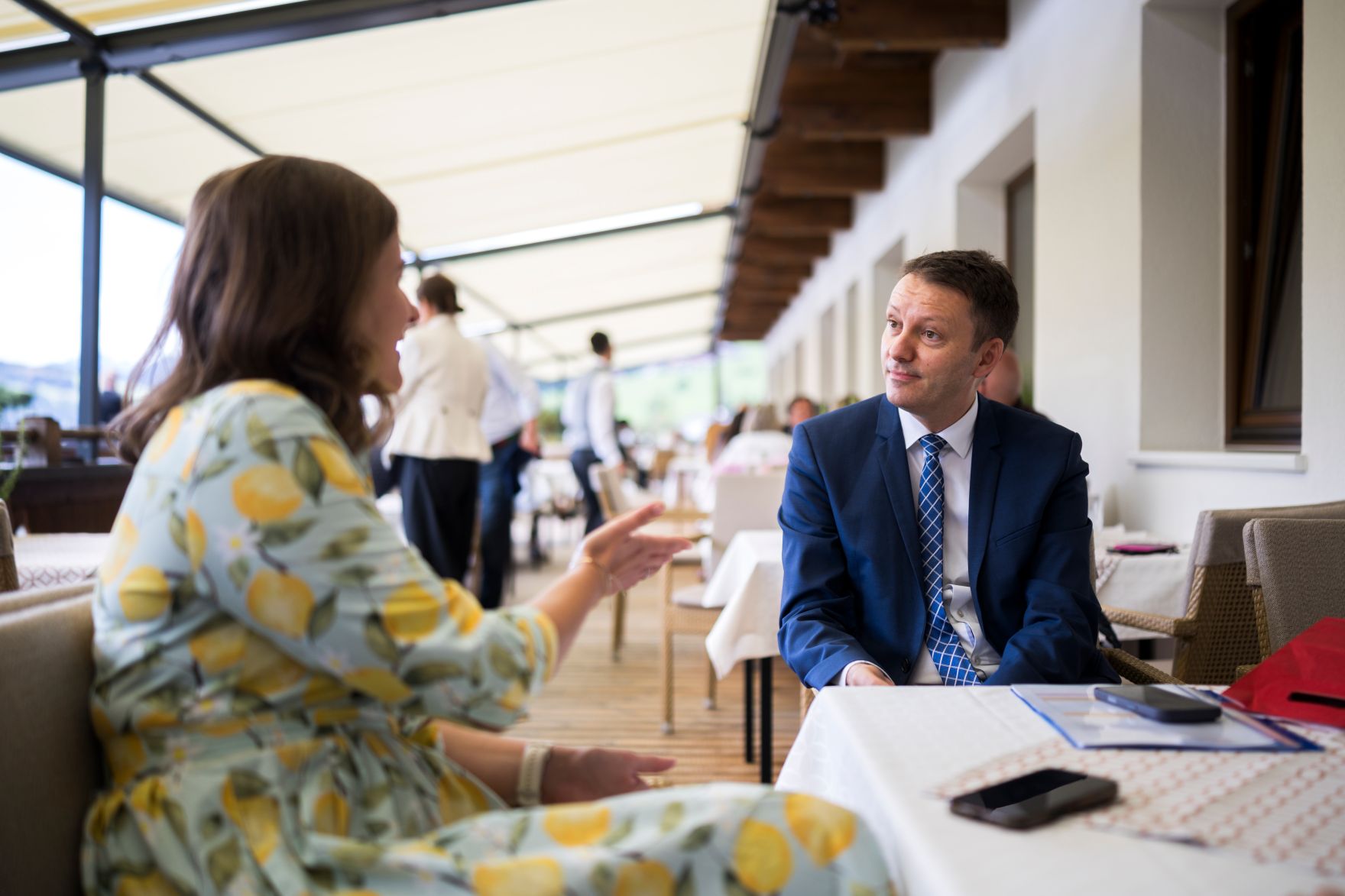Am 30. August 2026 nahm Bundesministerin Claudia Bauer (l.) am mehrt&auml;gigen Europ&auml;ischen Forum Alpbach teil. Im Bild bei einem Arbeitsgespr&auml;ch mit Siegfried Mureșan, Mitglied des Europ&auml;ischen Parlaments (r.).