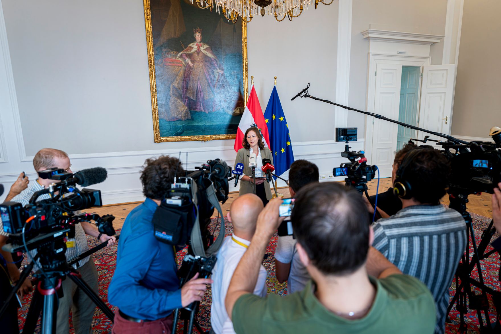 Am 3. September 2026 lud Bundesministerin Claudia Bauer zum Round Table zu Ehrkultur an Schulen ins Bundeskanzleramt. Im Bild beim anschlie&szlig;enden Doorstep.
