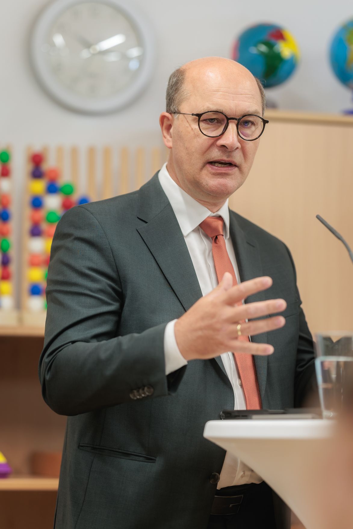 Am 7. September 2026 gab Bundesministerin Claudia Bauer gemeinsam mit Johannes Pressl (im Bild) dem Pr&auml;sidenten des &Ouml;sterreichischen Gemeindebundes und Markus Kaindl Studienautor vom &Ouml;sterreichischen Institut f&uuml;r Familienforschung, eine Pressekonferenz zur Studienpr&auml;sentation &bdquo;Ausgaben f&uuml;r Elementarbildung und Kinderbetreuung in &Ouml;sterreich&ldquo;.
