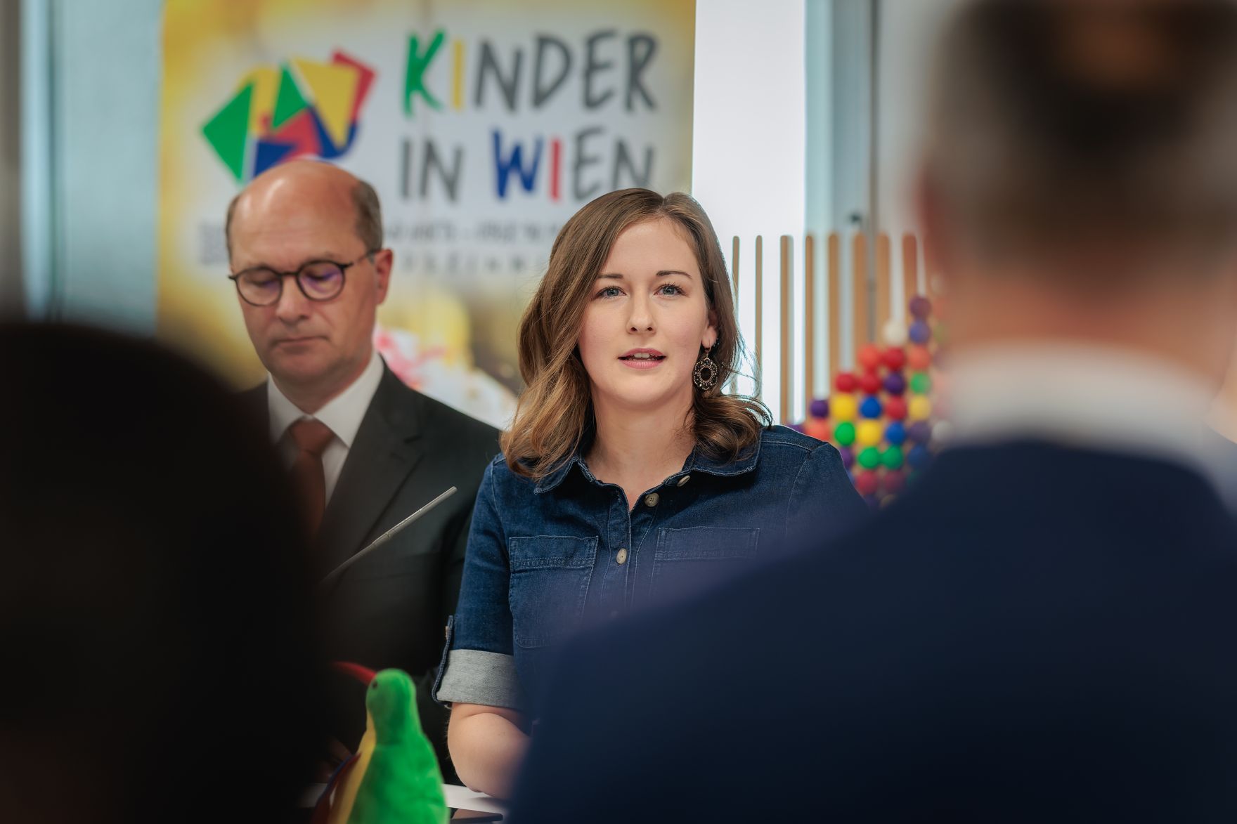 Am 7. September 2026 gab Bundesministerin Claudia Bauer (m.) gemeinsam mit Johannes Pressl (l.) dem Pr&auml;sidenten des &Ouml;sterreichischen Gemeindebundes und Markus Kaindl Studienautor vom &Ouml;sterreichischen Institut f&uuml;r Familienforschung, eine Pressekonferenz zur Studienpr&auml;sentation &bdquo;Ausgaben f&uuml;r Elementarbildung und Kinderbetreuung in &Ouml;sterreich&ldquo;.