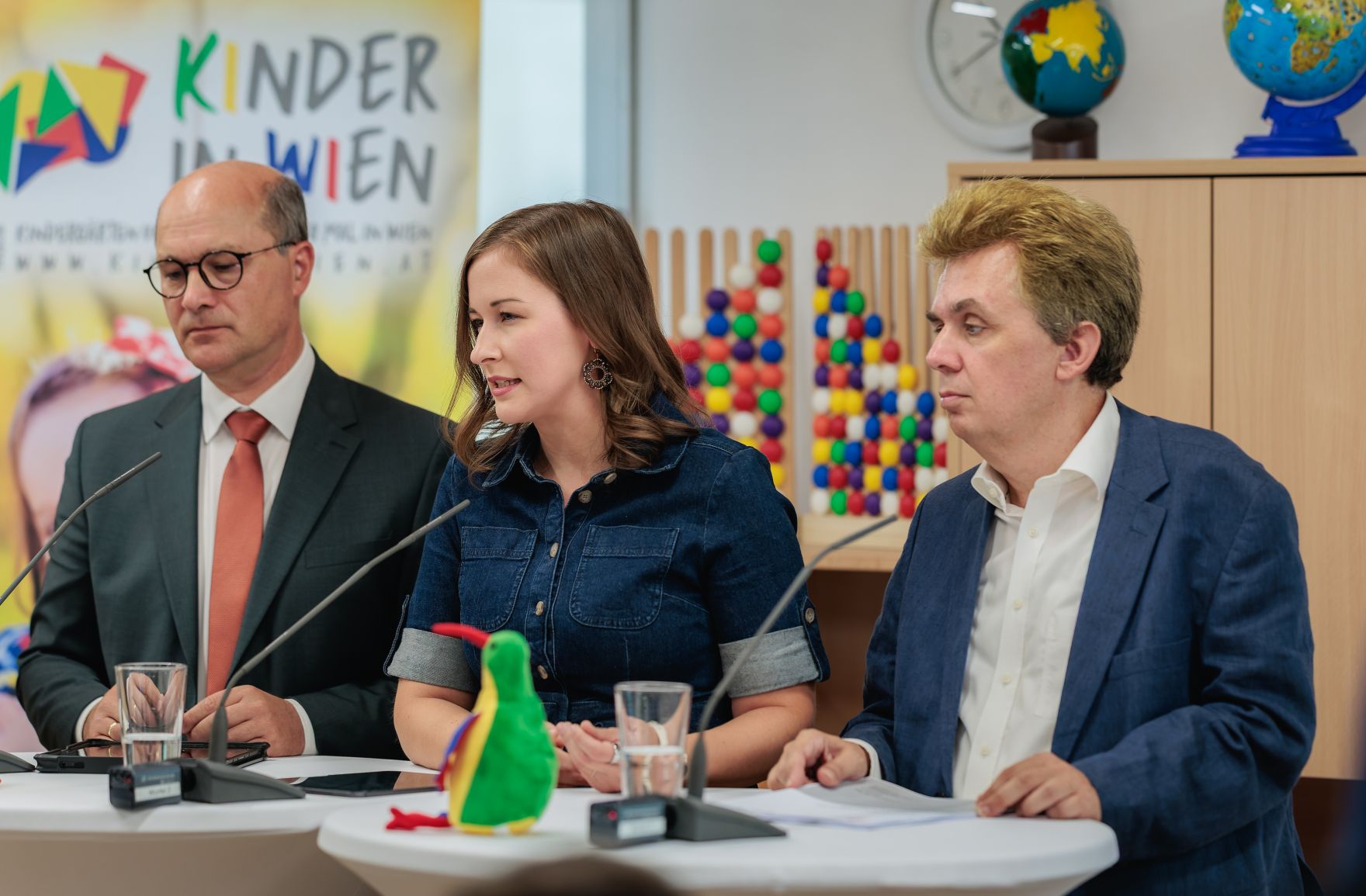 Am 7. September 2026 gab Bundesministerin Claudia Bauer (m.) gemeinsam mit Johannes Pressl (l.) dem Pr&auml;sidenten des &Ouml;sterreichischen Gemeindebundes und Markus Kaindl (r.) Studienautor vom &Ouml;sterreichischen Institut f&uuml;r Familienforschung, eine Pressekonferenz zur Studienpr&auml;sentation &bdquo;Ausgaben f&uuml;r Elementarbildung und Kinderbetreuung in &Ouml;sterreich&ldquo;.