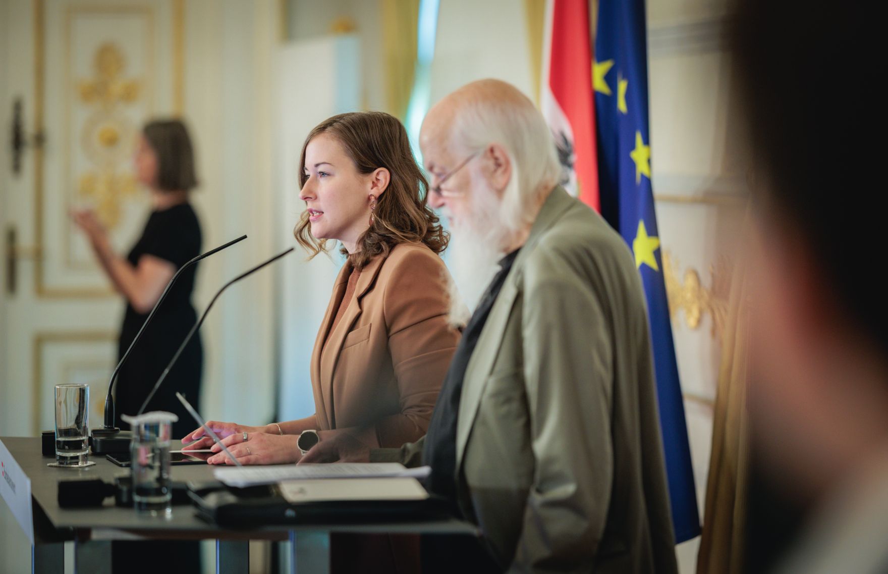 Am 8. September 2026 gab Bundesministerin Claudia Bauer (l.) gemeinsam mit Sozialwissenschaftler Rudolf Bretschneider (r.), eine Pressekonferenz zur Studienpr&auml;sentation "Was denkt &Ouml;sterreich - Einstellungen zu den Themen Integration, Zusammenhalt und Zugeh&ouml;rigkeit&ldquo;.