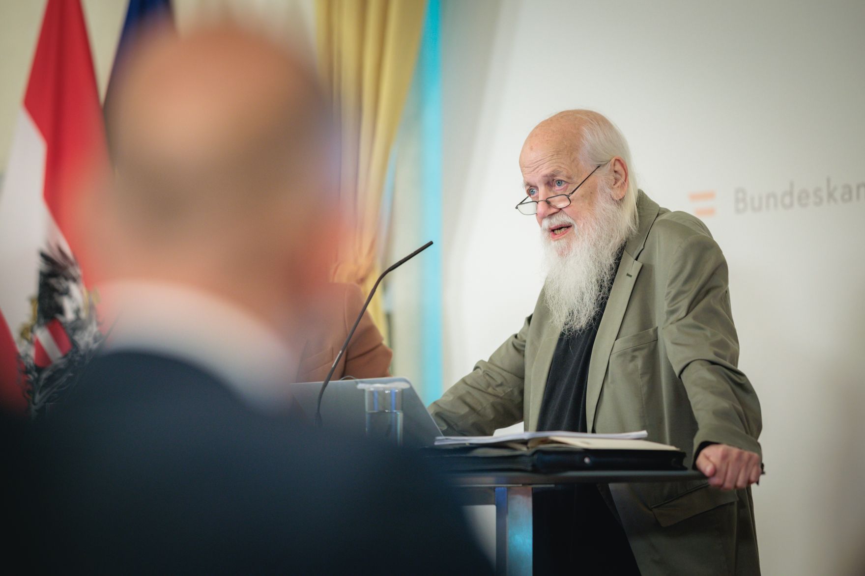 Am 8. September 2026 gab Bundesministerin Claudia Bauer gemeinsam mit Sozialwissenschaftler Rudolf Bretschneider (im Bild), eine Pressekonferenz zur Studienpr&auml;sentation "Was denkt &Ouml;sterreich - Einstellungen zu den Themen Integration, Zusammenhalt und Zugeh&ouml;rigkeit&ldquo;.