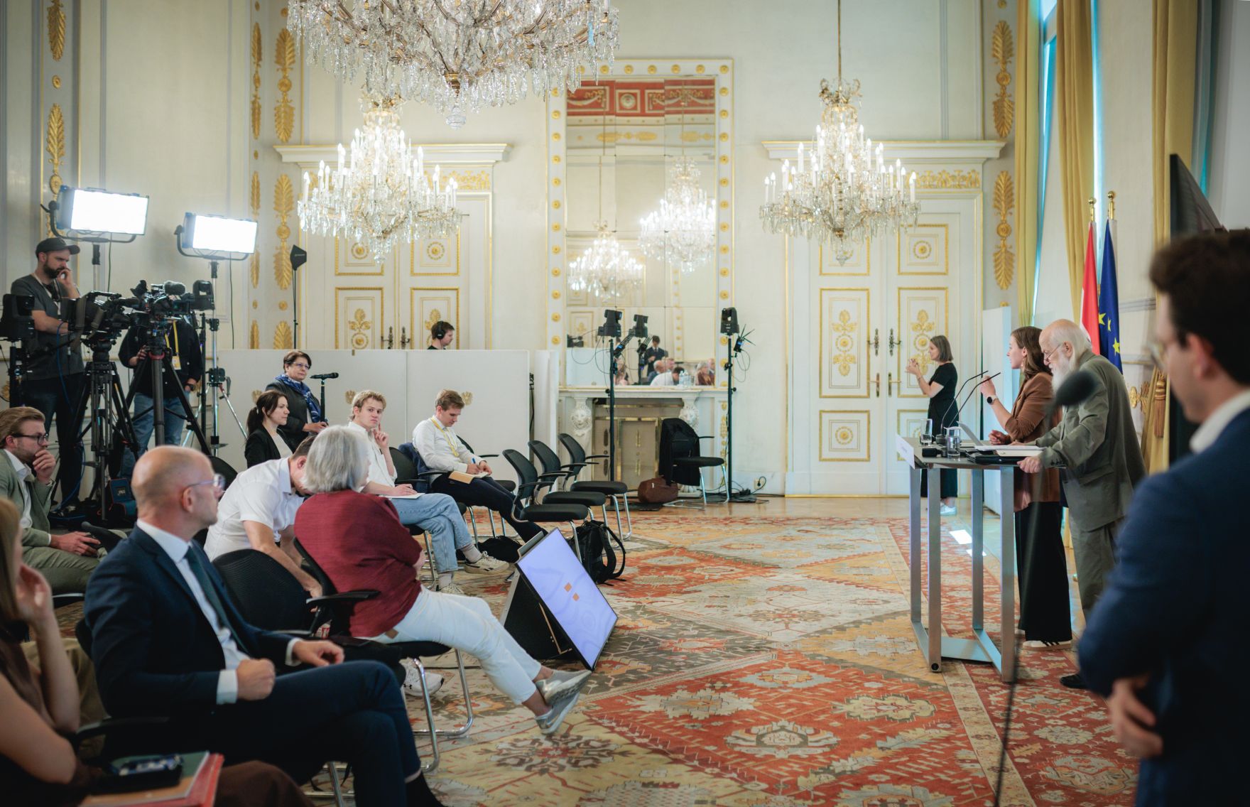 Am 8. September 2026 gab Bundesministerin Claudia Bauer (2.v.r.) gemeinsam mit Sozialwissenschaftler Rudolf Bretschneider (2.v.r.), eine Pressekonferenz zur Studienpr&auml;sentation "Was denkt &Ouml;sterreich - Einstellungen zu den Themen Integration, Zusammenhalt und Zugeh&ouml;rigkeit&ldquo;.