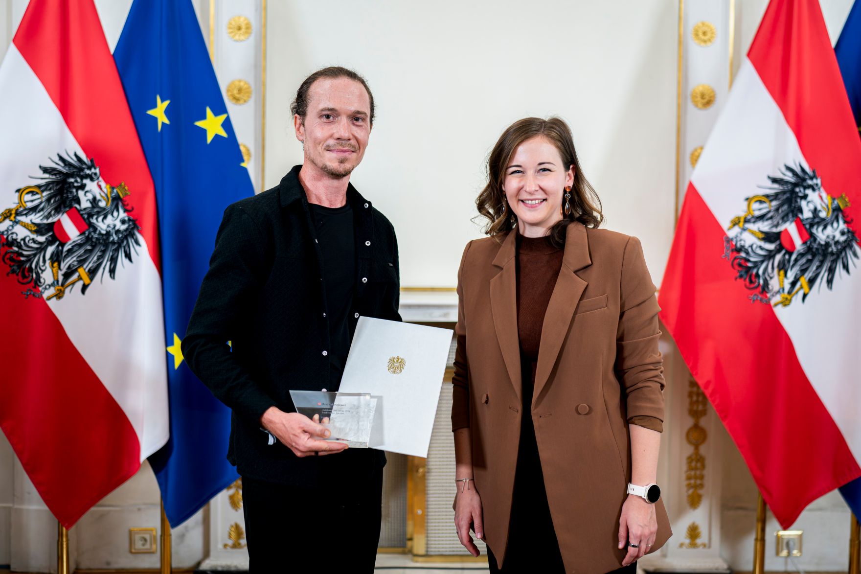 Am 9. September 2026 &uuml;berreichte Bundesministerin Claudia Plakolm (r.) die Auszeichnungen f&uuml;r den Zivildiener des Jahres 2026 im Rahmen einer Festveranstaltung im Bundeskanzleramt.