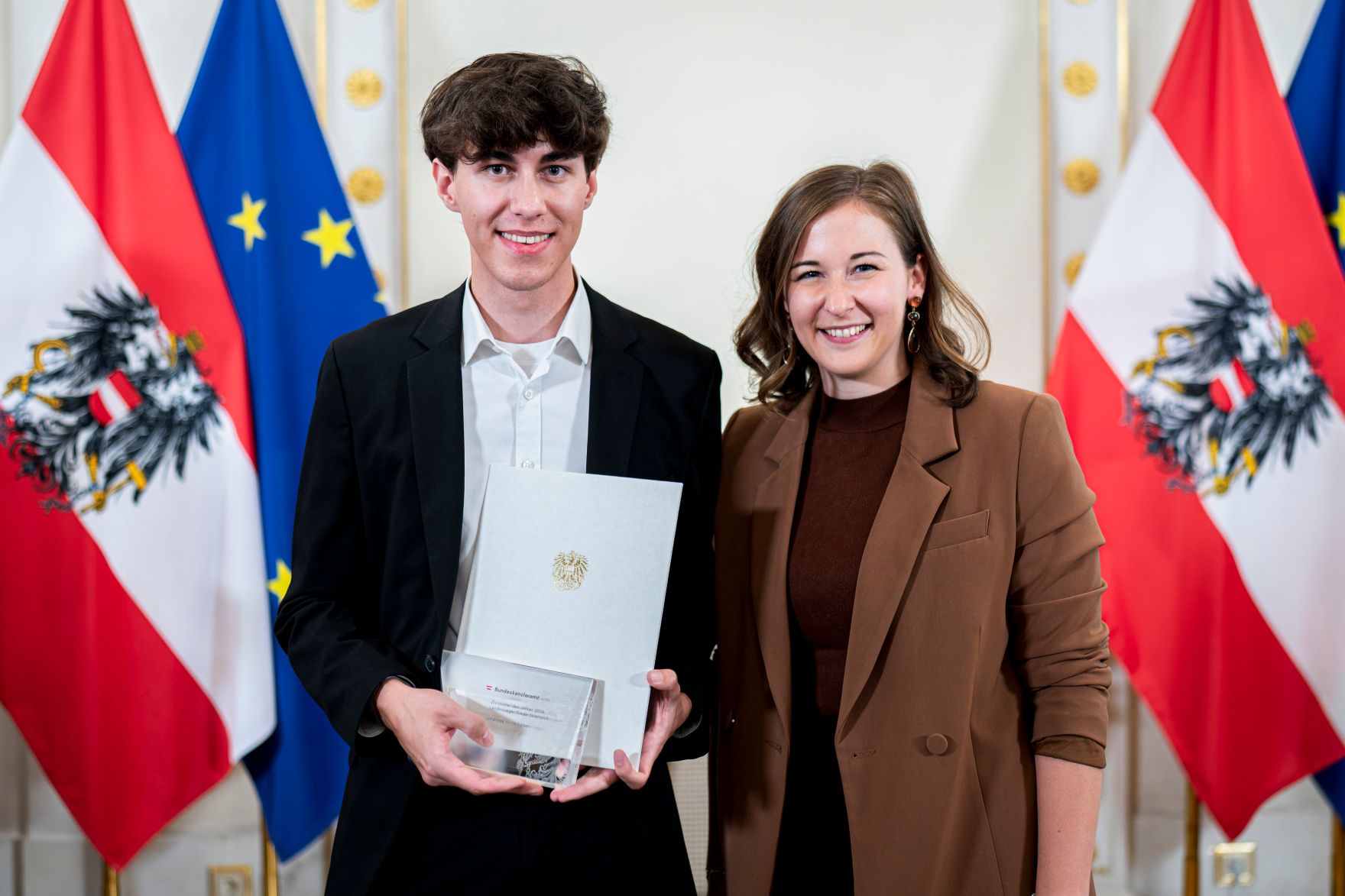 Am 9. September 2026 &uuml;berreichte Bundesministerin Claudia Plakolm (r.) die Auszeichnungen f&uuml;r den Zivildiener des Jahres 2026 im Rahmen einer Festveranstaltung im Bundeskanzleramt.