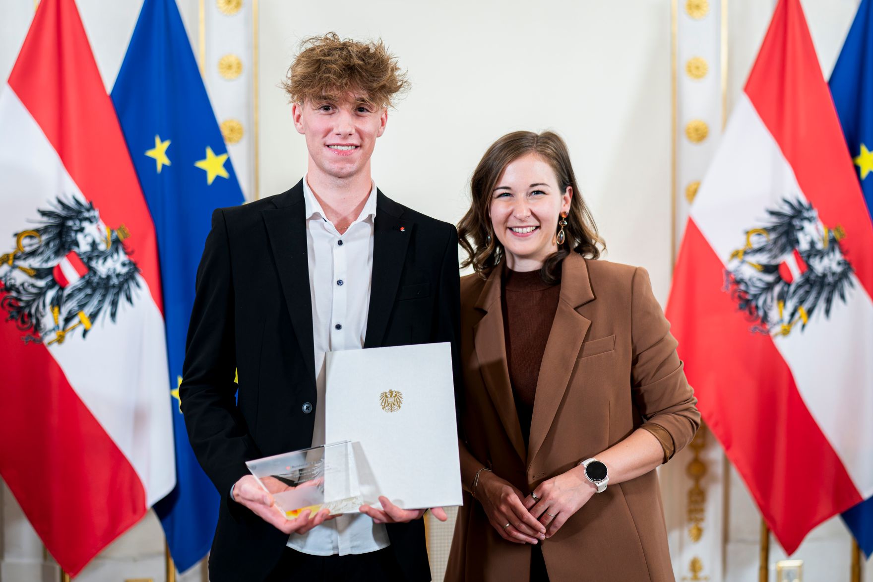 Am 9. September 2026 &uuml;berreichte Bundesministerin Claudia Plakolm (r.) die Auszeichnungen f&uuml;r den Zivildiener des Jahres 2026 im Rahmen einer Festveranstaltung im Bundeskanzleramt.