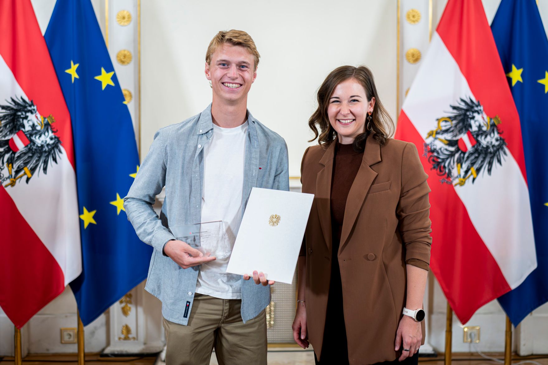 Am 9. September 2026 &uuml;berreichte Bundesministerin Claudia Plakolm (r.) die Auszeichnungen f&uuml;r den Zivildiener des Jahres 2026 im Rahmen einer Festveranstaltung im Bundeskanzleramt.
