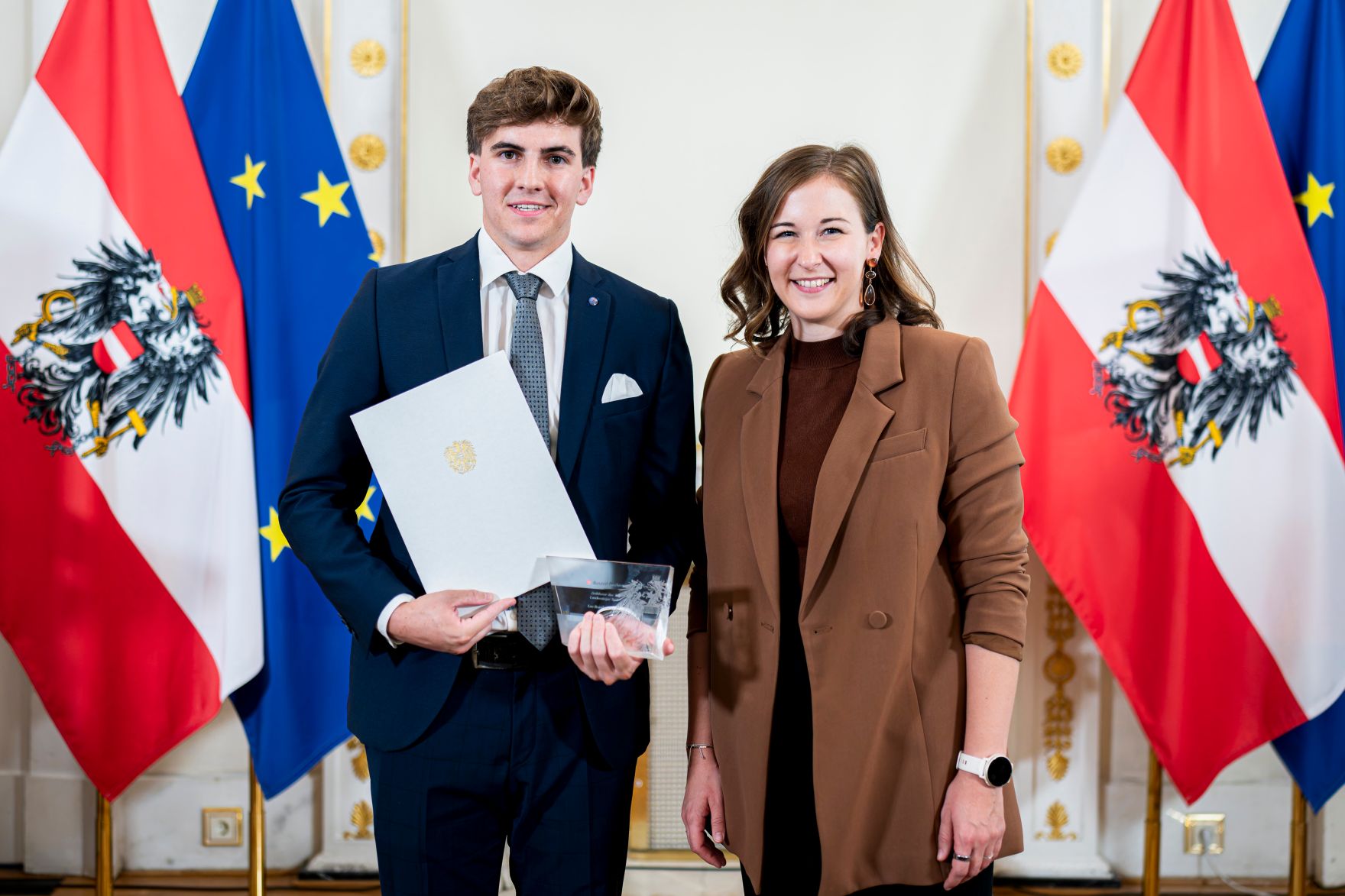 Am 9. September 2026 &uuml;berreichte Bundesministerin Claudia Plakolm (r.) die Auszeichnungen f&uuml;r den Zivildiener des Jahres 2026 im Rahmen einer Festveranstaltung im Bundeskanzleramt.