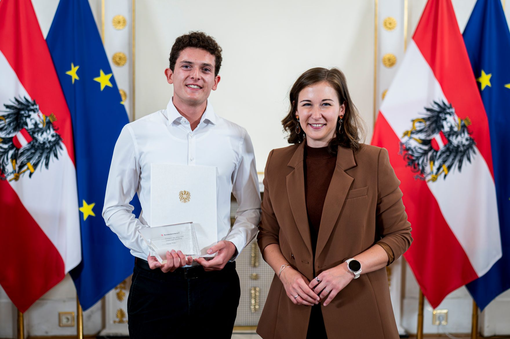 Am 9. September 2026 &uuml;berreichte Bundesministerin Claudia Plakolm (r.) die Auszeichnungen f&uuml;r den Zivildiener des Jahres 2026 im Rahmen einer Festveranstaltung im Bundeskanzleramt.