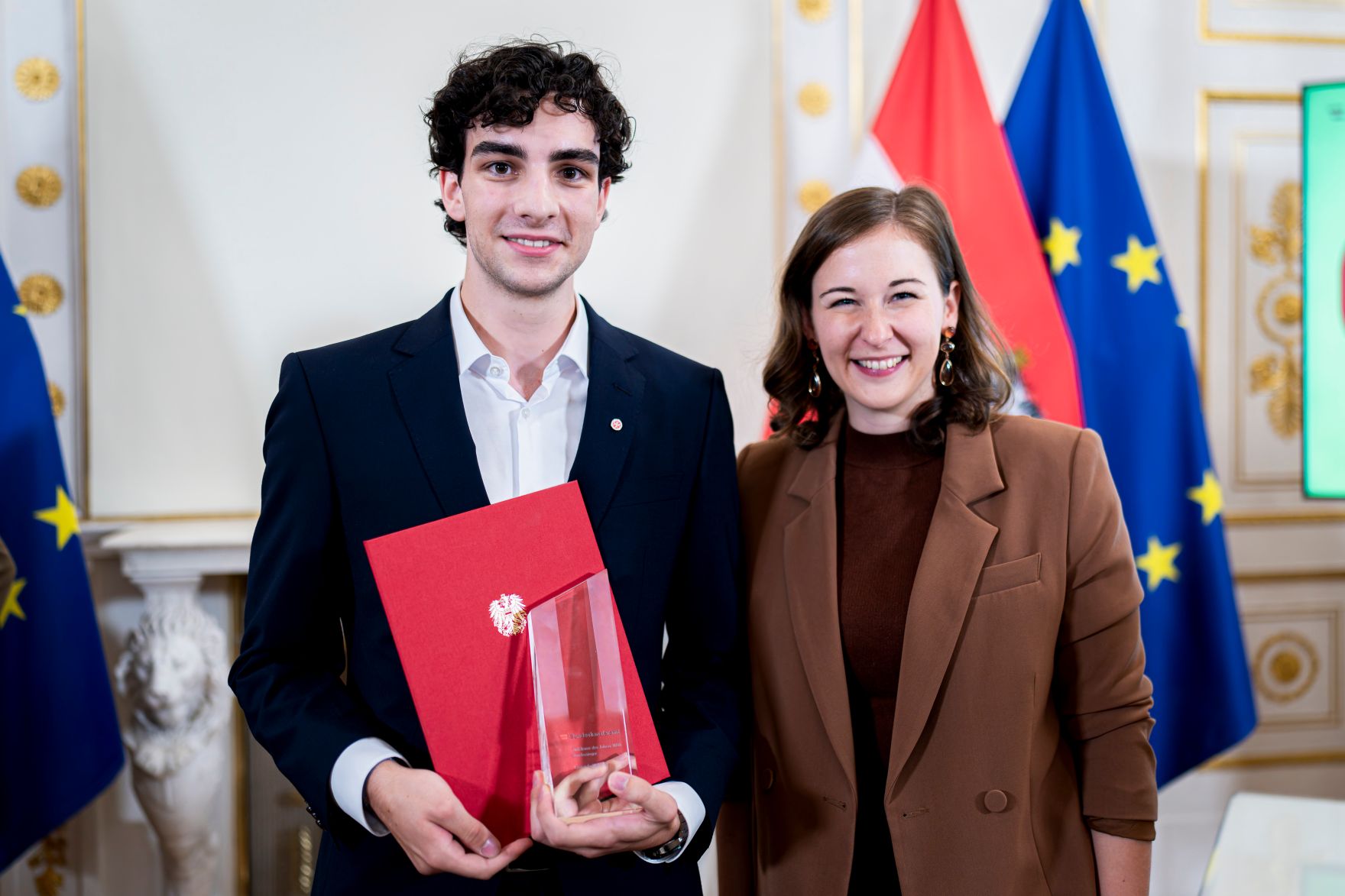 Am 9. September 2026 &uuml;berreichte Bundesministerin Claudia Plakolm (r.) die Auszeichnungen f&uuml;r den Zivildiener des Jahres 2026 im Rahmen einer Festveranstaltung im Bundeskanzleramt.