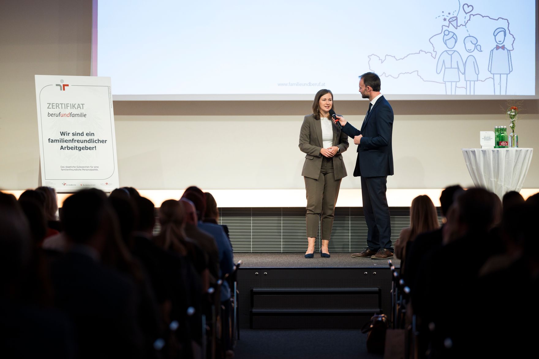 Am 15. September 2026 fand die Zertifikatsverleihung familienfreundliche Arbeitgeber 2025/26 mit Bundesministerin Claudia Bauer (l.) statt.