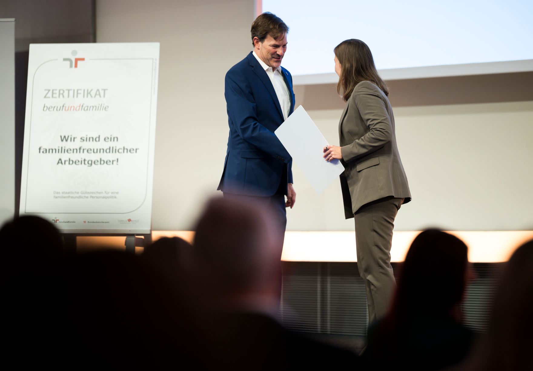 Am 15. September 2026 fand die Zertifikatsverleihung familienfreundliche Arbeitgeber 2025/26 mit Bundesministerin Claudia Bauer (r.) statt.