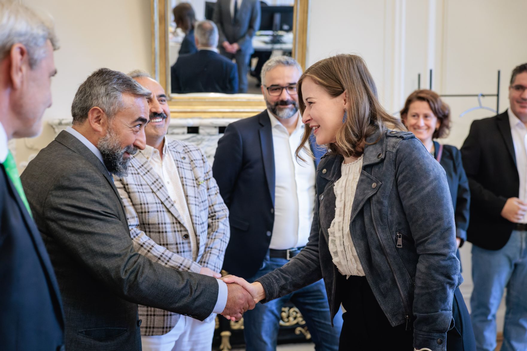 Am 17.09.2026 empfing Bundesministerin Claudia Bauer (r.) Vertreterinnen und Vertreter von ALEVI, der Alevitischen Glaubensgemeinschaft in &Ouml;sterreich zu einem Arbeitsgespr&auml;ch im Bundeskanzleramt.