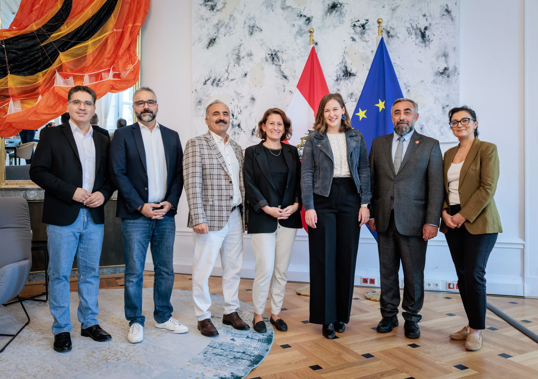 Am 17.09.2026 empfing Bundesministerin Claudia Bauer (3.v.r.) Vertreterinnen und Vertreter von ALEVI, der Alevitischen Glaubensgemeinschaft in &Ouml;sterreich zu einem Arbeitsgespr&auml;ch im Bundeskanzleramt.