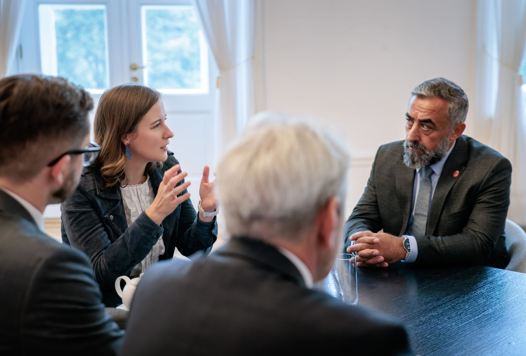 Am 17.09.2026 empfing Bundesministerin Claudia Bauer (2.v.l.) Vertreterinnen und Vertreter von ALEVI, der Alevitischen Glaubensgemeinschaft in &Ouml;sterreich zu einem Arbeitsgespr&auml;ch im Bundeskanzleramt.