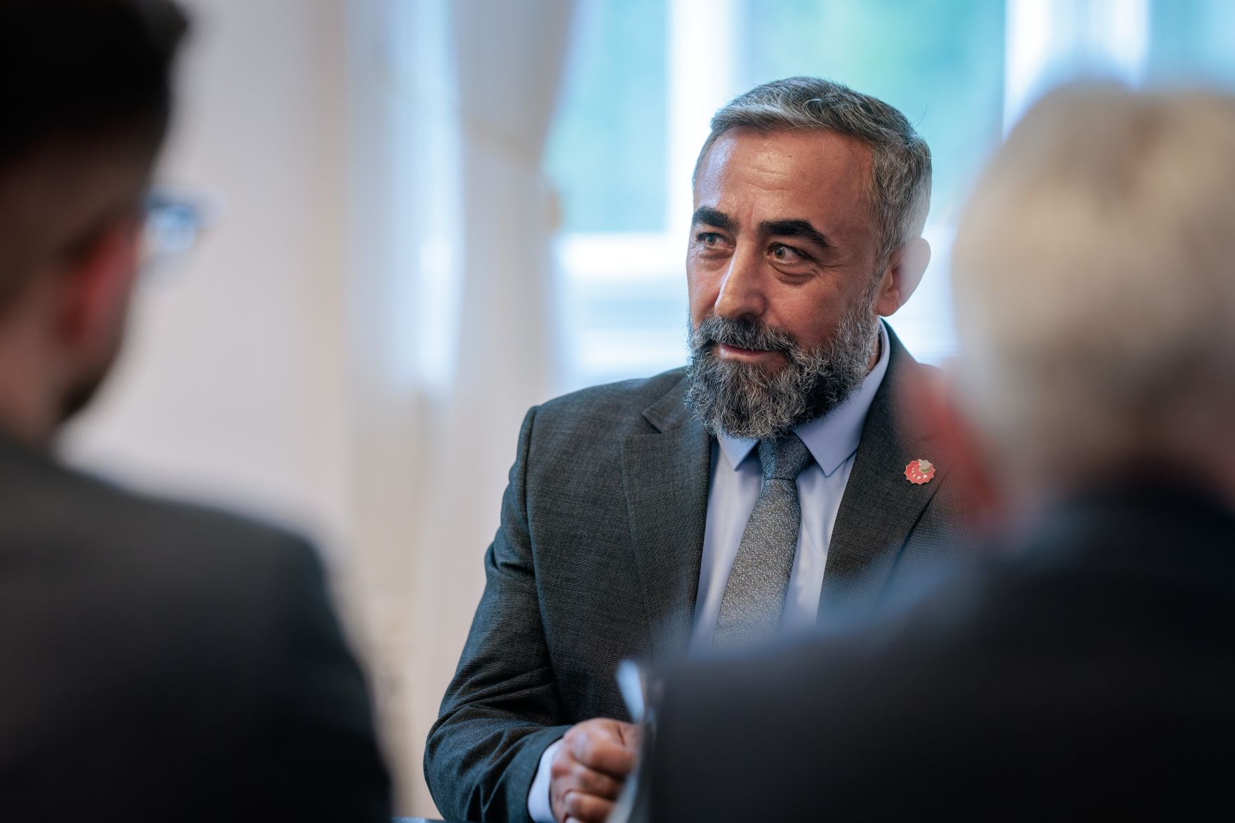 Am 17.09.2026 empfing Bundesministerin Claudia Bauer Vertreterinnen und Vertreter von ALEVI, der Alevitischen Glaubensgemeinschaft in &Ouml;sterreich zu einem Arbeitsgespr&auml;ch im Bundeskanzleramt.