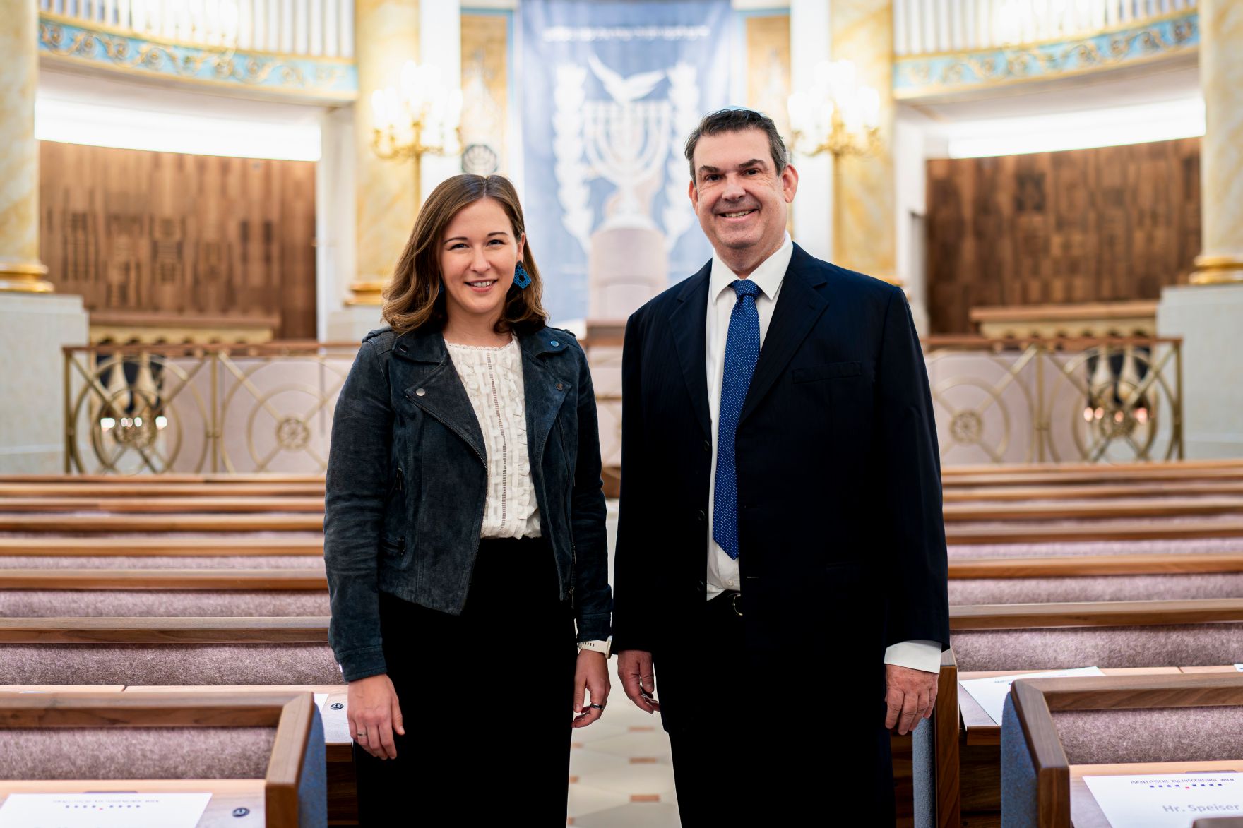 Am 17. September 2026 besuchte Bundesministerin Claudia Bauer (l.) anl&auml;sslich des 200-j&auml;hrigen Jubil&auml;ums den Wiener Stadttempel. Im Bild mit Oskar Deutsch (r.), Pr&auml;sident der Israelitischen Kultusgemeinde Wien.