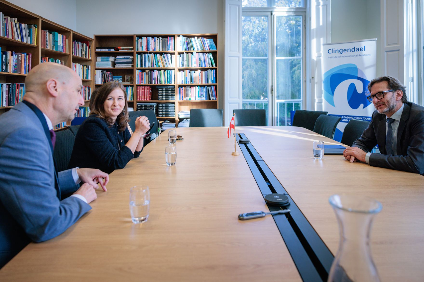 Am 24. September 2026 reiste Bundesministerin Claudia Bauer (2.v.l.) zu einem Arbeitsbesuch in die Niederlande. Im Bild beim Besuch des Clingendael Institut mit Martijn Pluim (r.) dem Leiter der Clingendael Akademie.