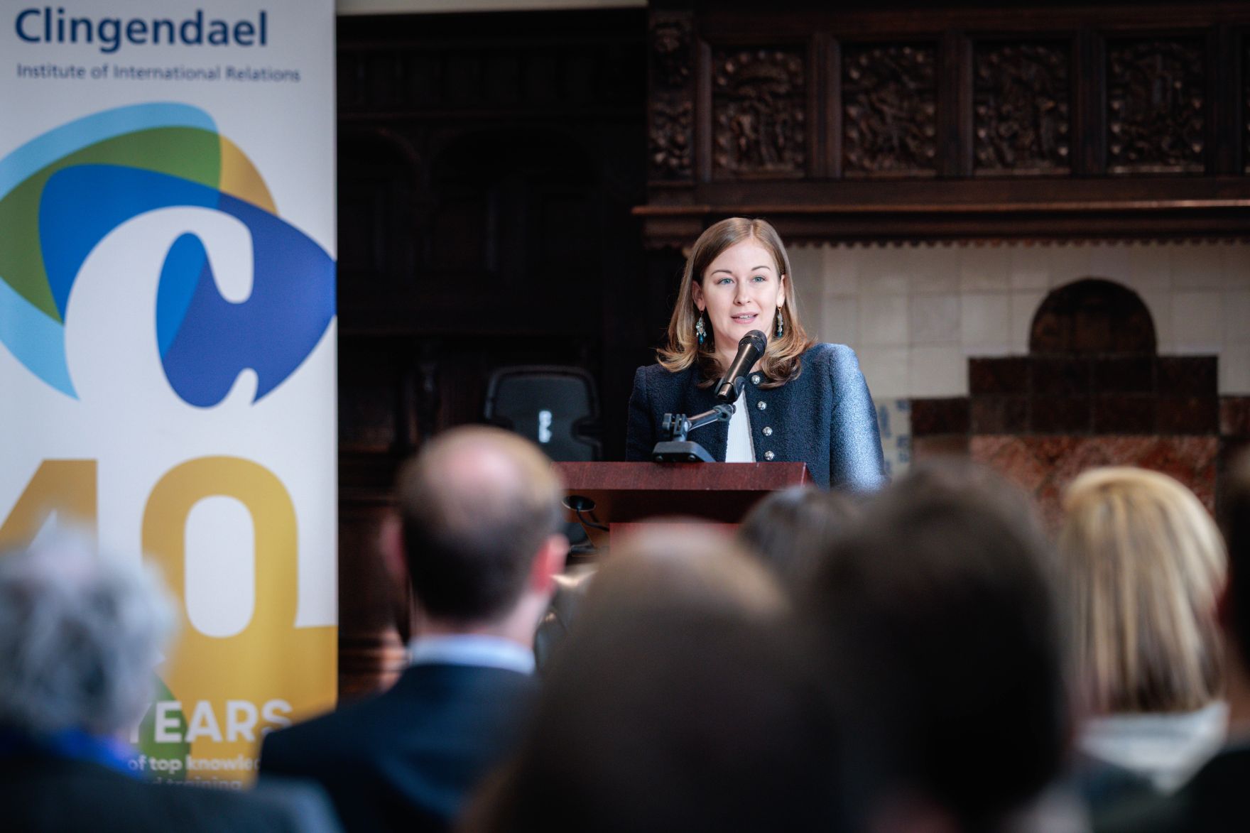 Am 24. September 2026 reiste Bundesministerin Claudia Bauer (m.) zu einem Arbeitsbesuch in die Niederlande. Im Bild bei einem Vortag am Clingendael Institut.