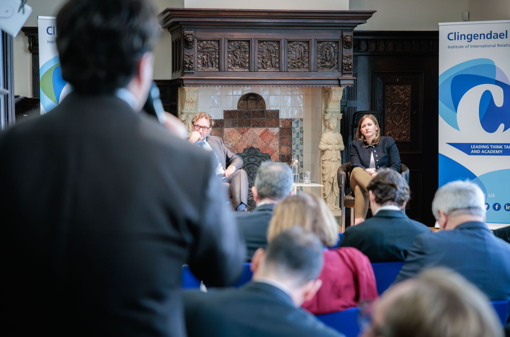 Am 24. September 2026 reiste Bundesministerin Claudia Bauer (r.) zu einem Arbeitsbesuch in die Niederlande. Im Bild bei einer Podiumsdiskussion am Clingendael Institut mit Martijn Pluim (2.v.l.) dem Leiter der Clingendael Akademie.