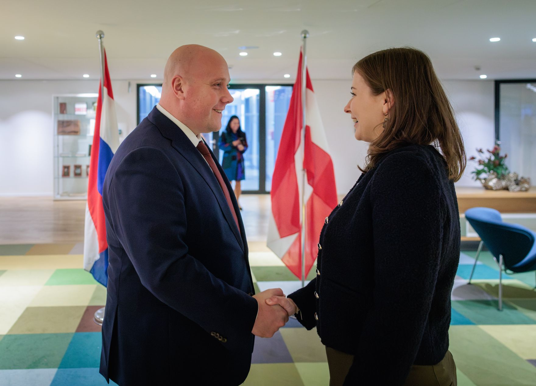 Am 24. September 2026 reiste Bundesministerin Claudia Bauer (r.) zu einem Arbeitsbesuch in die Niederlande. Im Bild mit Thierry Aartsen (l.) Minister f&uuml;r Arbeit und Partizipation.