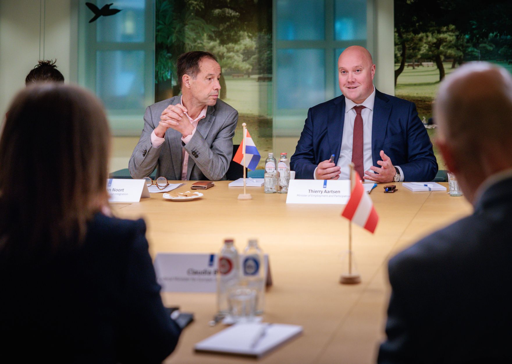 Am 24. September 2026 reiste Bundesministerin Claudia Bauer (l.) zu einem Arbeitsbesuch in die Niederlande. Im Bild bei einem Arbeitsgespr&auml;ch mit Thierry Aartsen (2.v.r.) Minister f&uuml;r Arbeit und Partizipation.