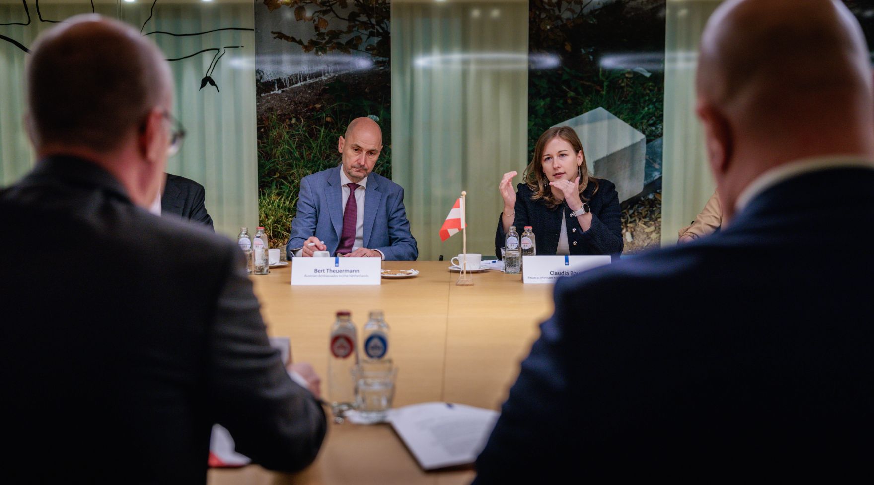 Am 24. September 2026 reiste Bundesministerin Claudia Bauer (2.v.r.) zu einem Arbeitsbesuch in die Niederlande. Im Bild bei einem Arbeitsgespr&auml;ch mit Thierry Aartsen (r.) Minister f&uuml;r Arbeit und Partizipation.