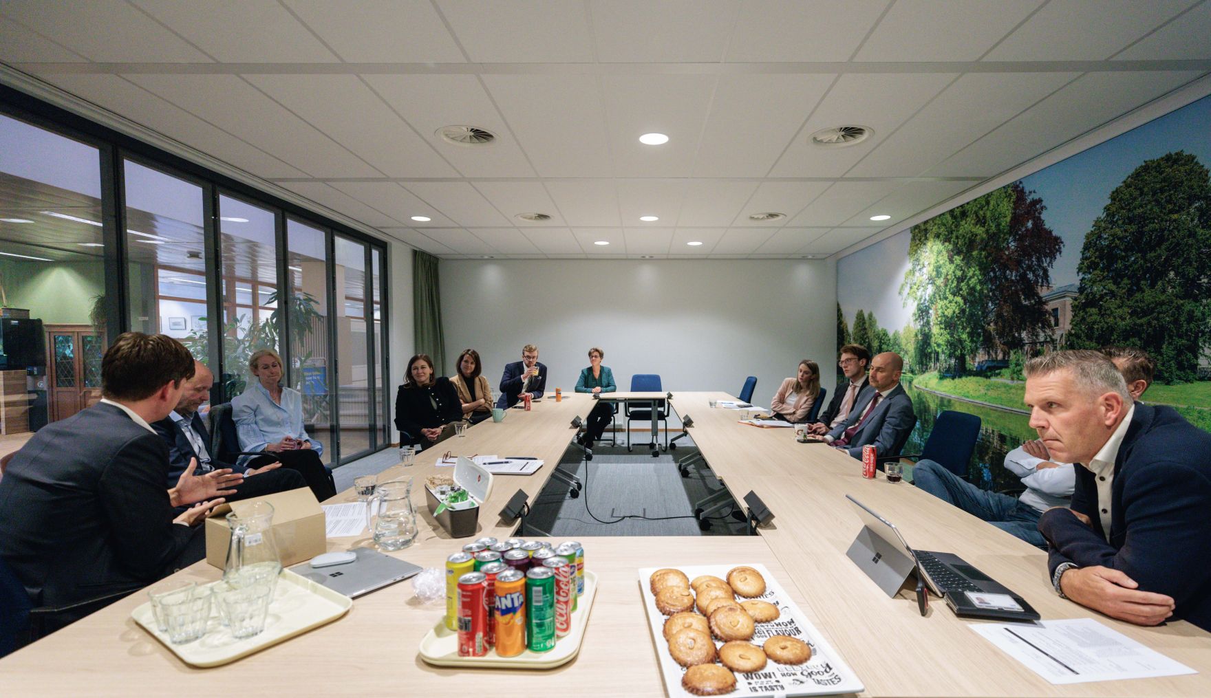 Am 24. September 2026 reiste Bundesministerin Claudia Bauer (4.v.l.) zu einem Arbeitsbesuch in die Niederlande. Im Bild bei einem Besuch von dem Integrationsprojekt DZB Leiden.
